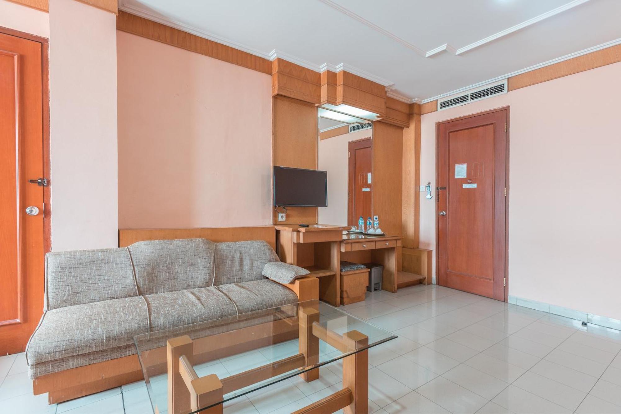 Oyo 671 Hotel Capitol Jakarta Exterior photo